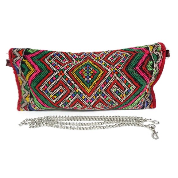 Vintage Kilim Clutch Bag: Handmade Berber Crossbody Purse - Picture 3 of 10
